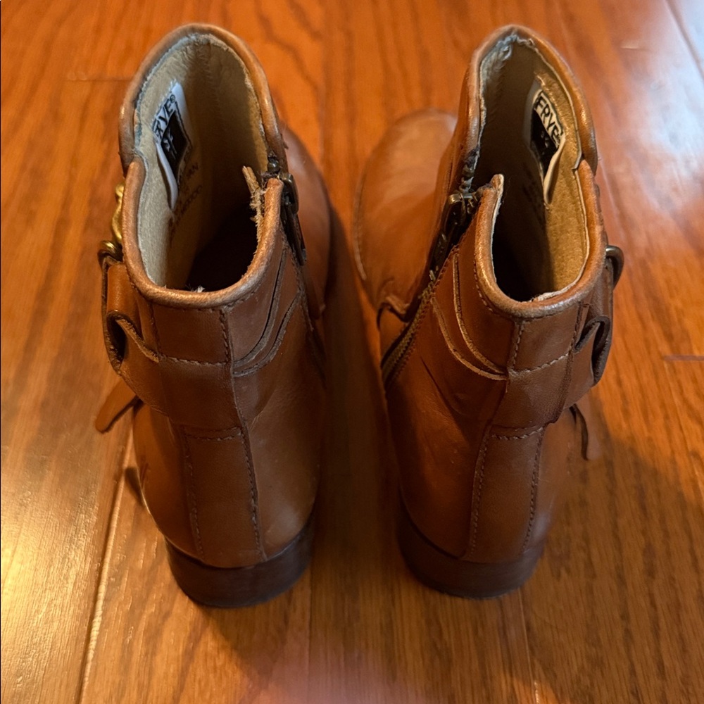 Frye - Picture 4 of 7